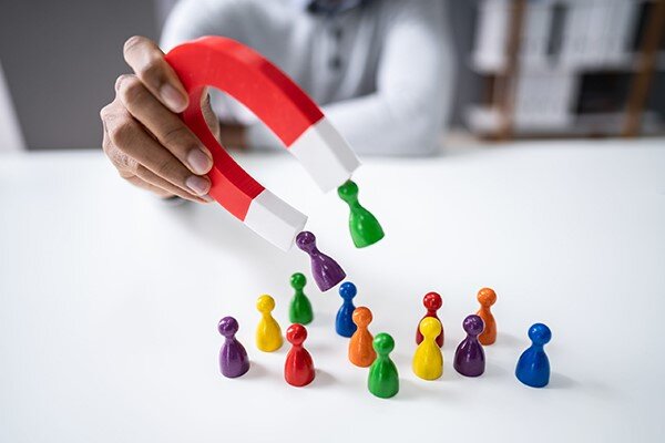 چگونه مشتری بیشتری برای کافینت جذب کنیم؟ ۱۲ راهکار مؤثر برای افزایش مراجعهکنندگان